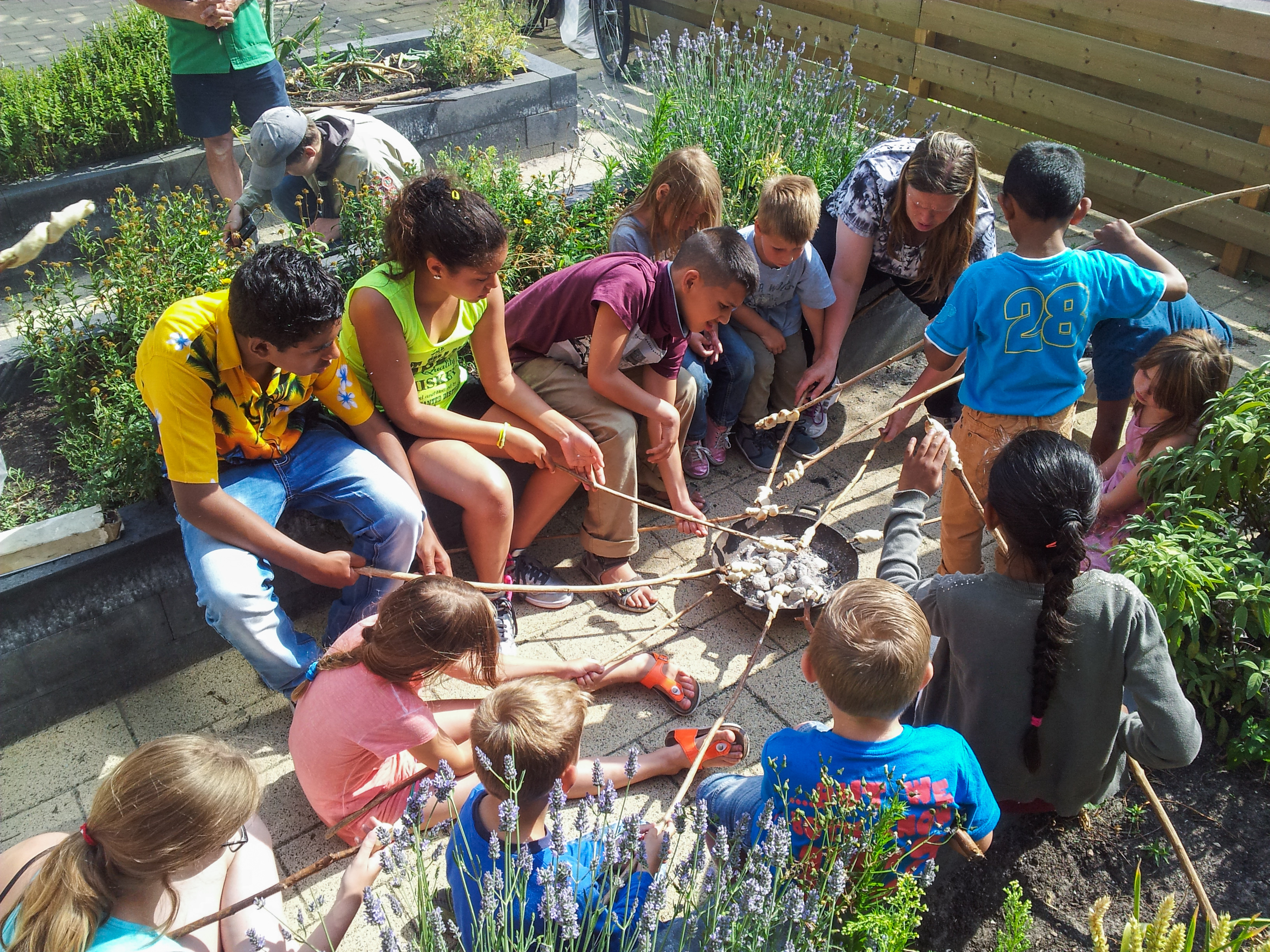 oudere scouts helpen de jongste over de hindernis